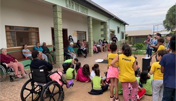 Crian�as de Bebedouro levam m�sica para idosos institucionalizados - 