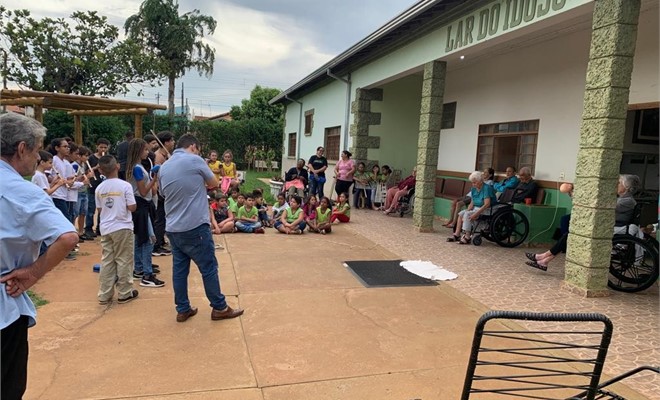 Crian�as de Bebedouro levam m�sica para idosos institucionalizados