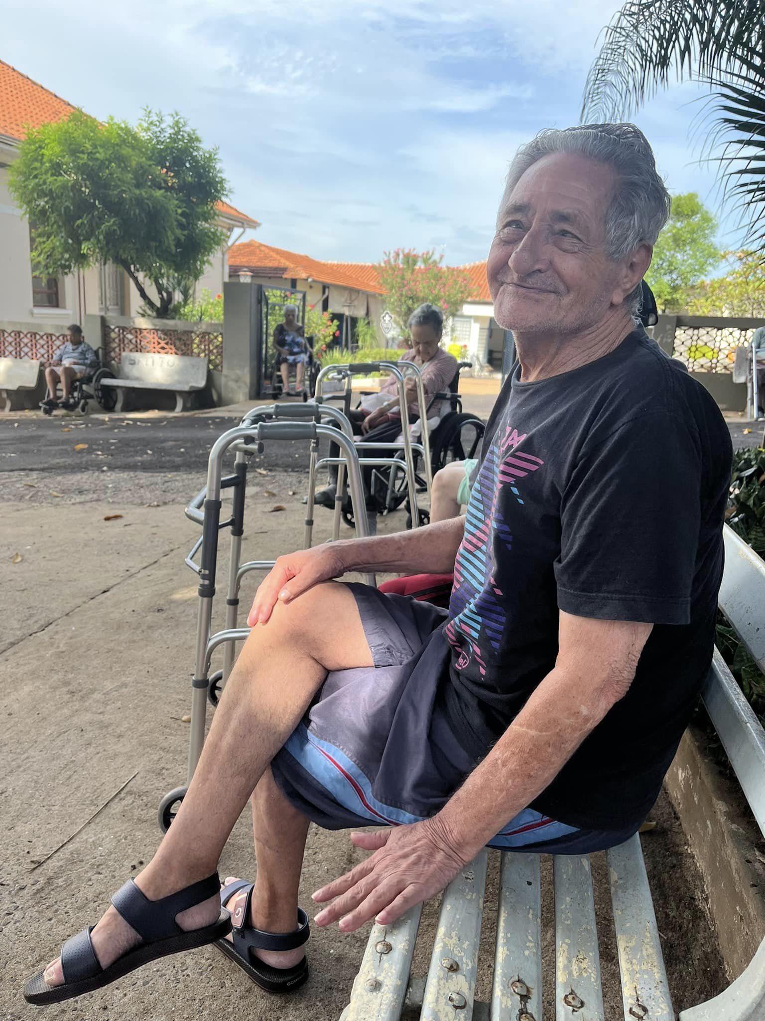 Roda de historia e lanche da manh� no jardim 