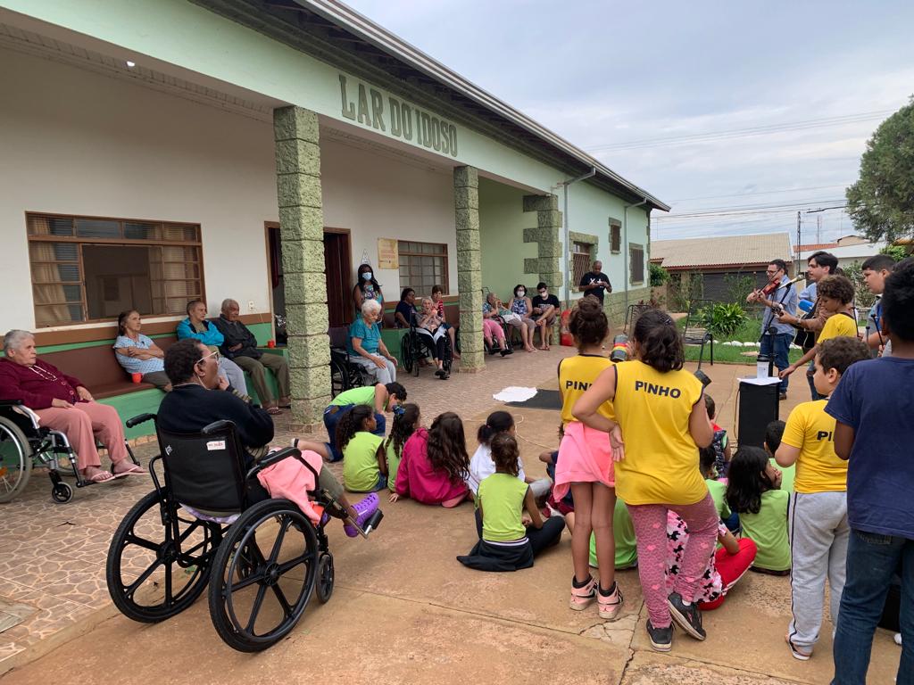 Crian�as de Bebedouro levam m�sica para idosos institucionalizados 